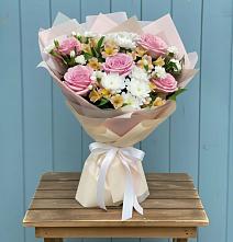 Букет цветов из:  Гвоздики, Орхидеи и Розы в Беляевка