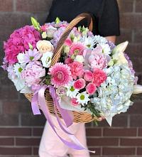 Композиция солнечный день в Беляевка Цветочная композиция из Розы, Хризантемы, Пионы и Лизиантусы в корзине в Беляевка
