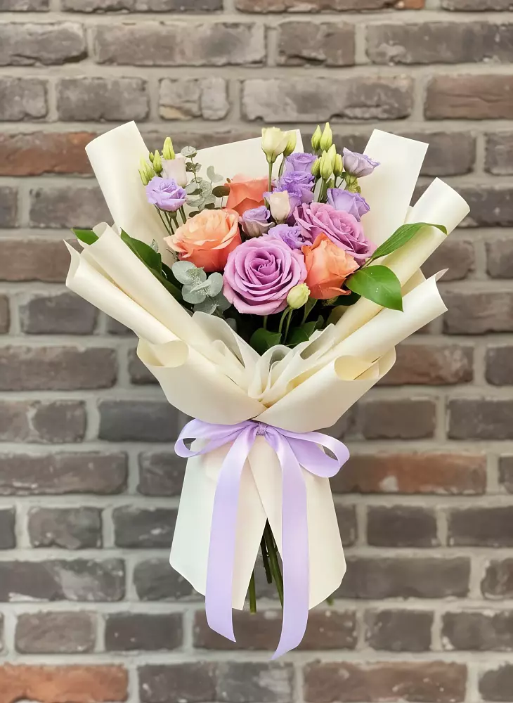 Букет цветов из: Лизиантусы и Розы в Беляевка