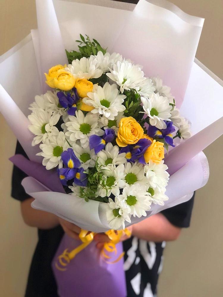 Букет цветов из: Ирисы, Хризантемы и Розы в Беляевка