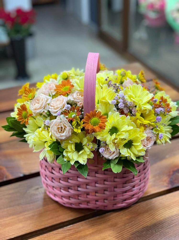 Цветочная композиция из Хризантемы и Розы в корзине в Беляевка