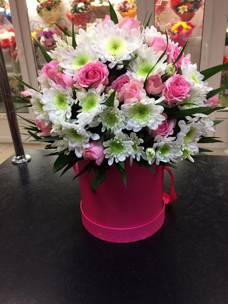 Цветочная композиция из Розы и Хризантемы в шляпной коробке в Беляевка