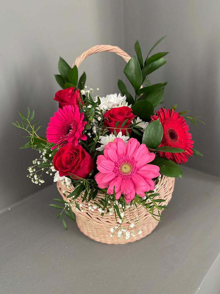 Цветочная композиция из Розы, Хризантемы и Герберы в корзине в Беляевка