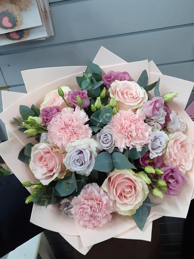 Букет цветов из: Розы, Гвоздики и Лизиантусы в Беляевка