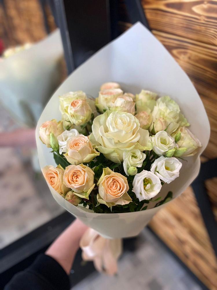 Букет цветов из: Розы и Лизиантусы в Беляевка